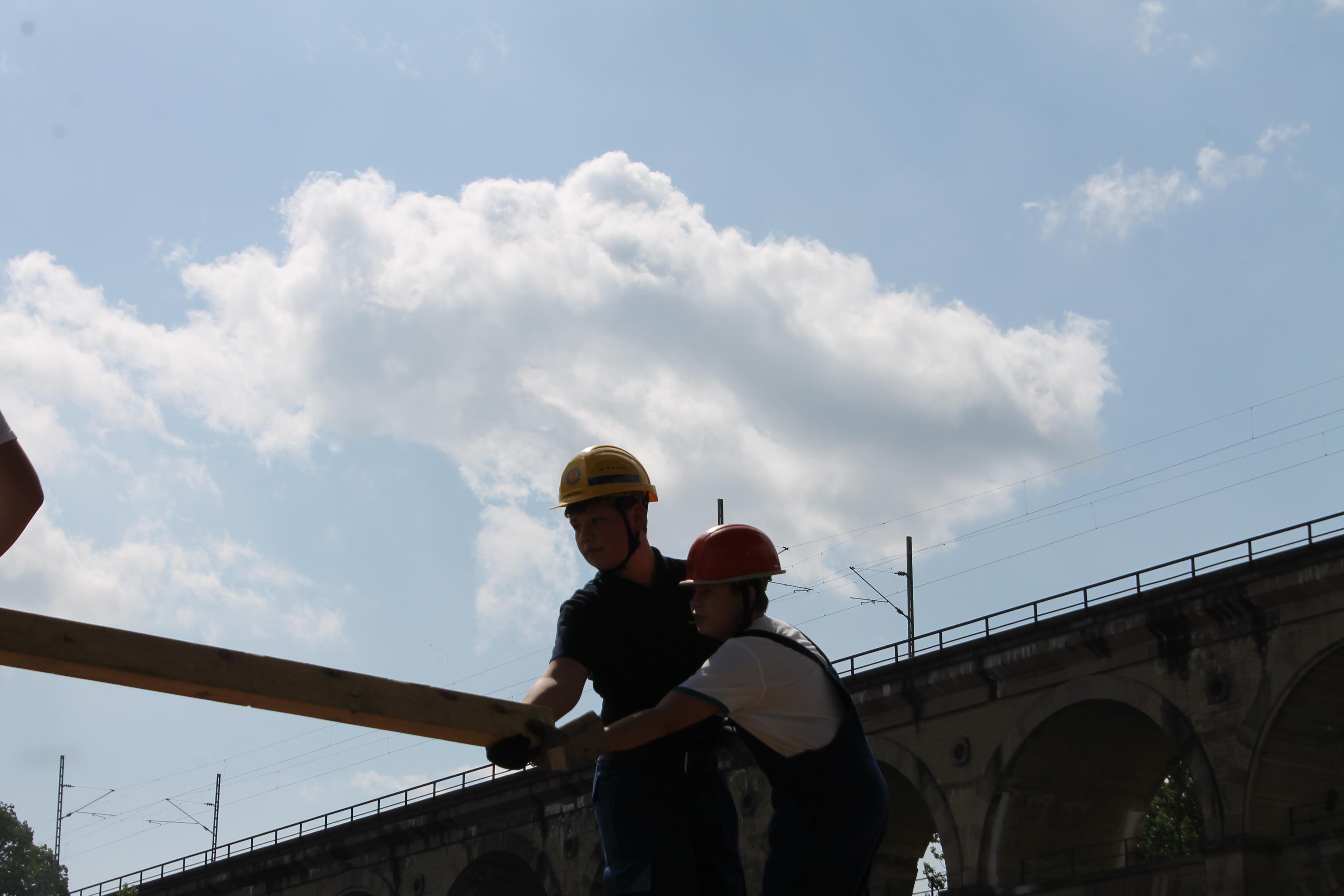 Hand in Hand am Viadukt